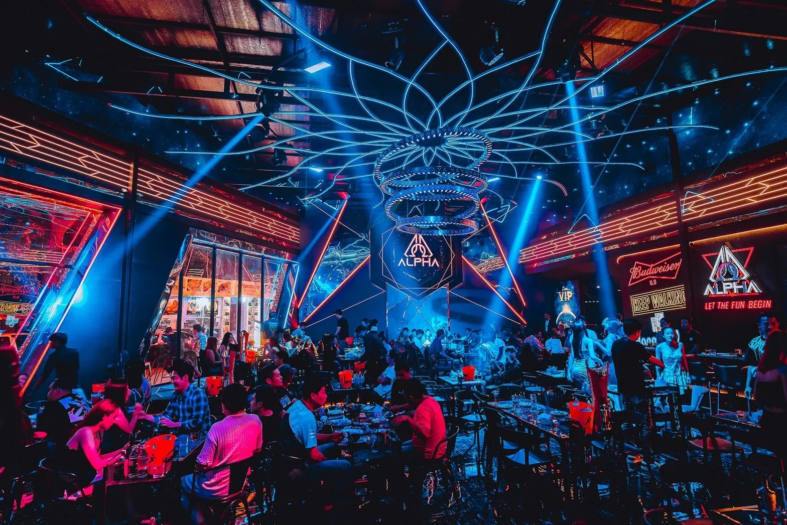 พื้นที่ภายในร้านและระบบแสงสี